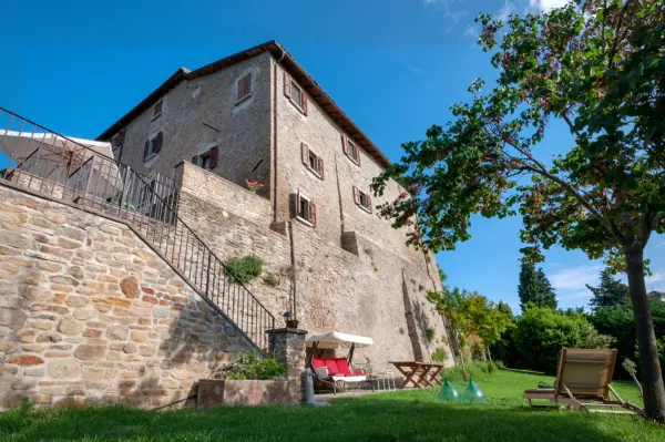 Castello di Montesasso, lantgård i Mercato Saraceno