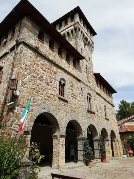 Il luogo: Veduta del Castello Manservisi a Castelluccio