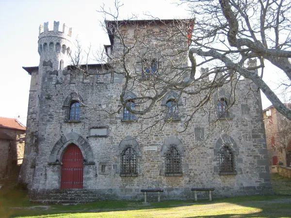 Il castello visto dal borgo di Castelluccio, frazione di Alto Reno Terme