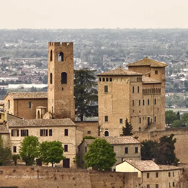 Il luogo: Il Castello Malatestiano di Longiano, nel cuore del borgo dove si svolge il percorso dei presepi.