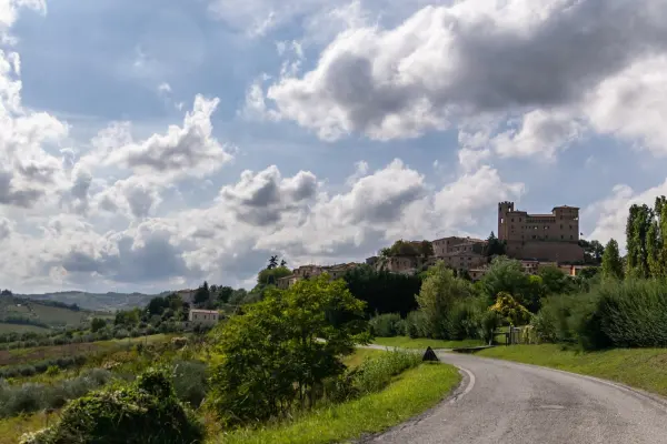 Il castello di Longiano e la vallata circostante, lo scenario collinare del borgo.