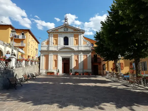 Altra veduta della chiesa dei Santi Giacomo e Margherita a Loiano