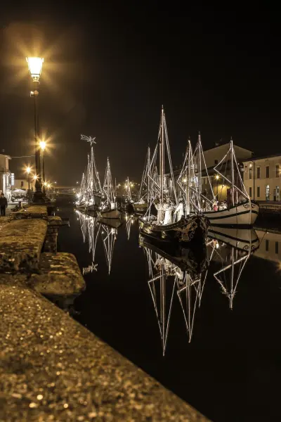 Vista notturna illuminata della sezione galleggiante del Museo della Marineria
