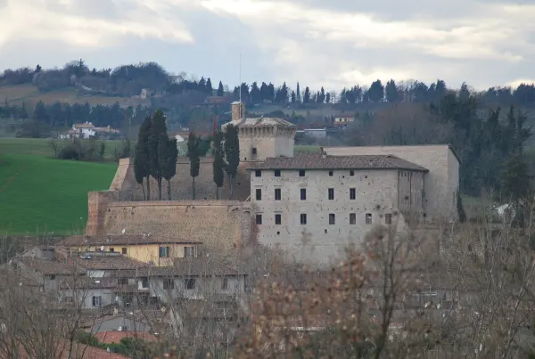 Il luogo: La Rocca di Meldola, intorno alla quale si svolge il presepe vivente nel Rione Rocca