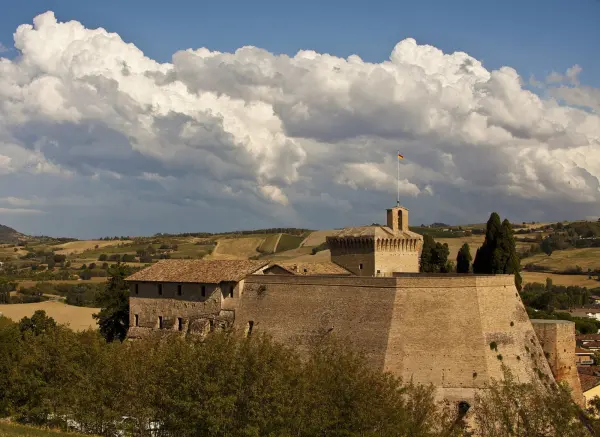 La Rocca di Meldola con il cielo nuvoloso sullo sfondo
