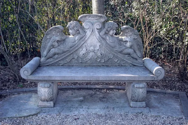 La panchina degli angeli nel giardino che ospita il presepe di Buonfiglioli