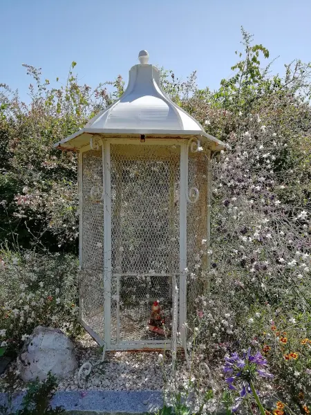 Un elemento scultoreo del Giardino degli Angeli, la gabbia degli uccelli immaginari