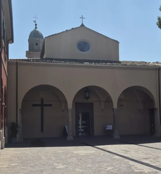 Il luogo: La facciata della chiesa di San Francesco a Meldola, accanto al convento che ospita il presepe