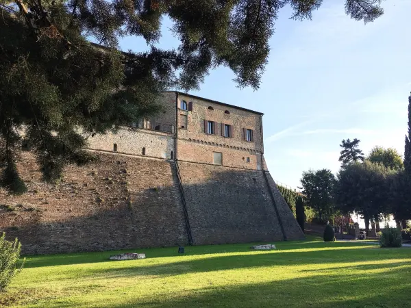 Il luogo: La Rocca di Bertinoro, nel borgo dove si trova la grotta del Monte dei Preti