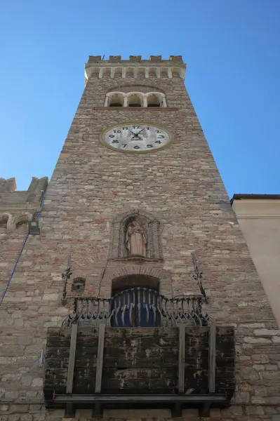 La torre dell'orologio nel borgo di Bertinoro