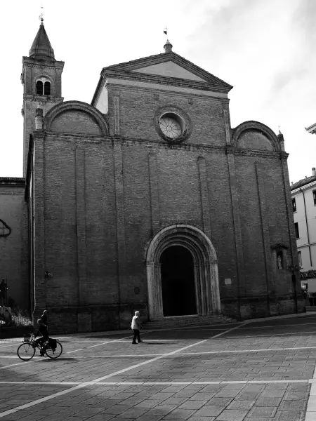 Vista della facciata della Cattedrale di Cesena