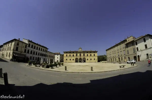 Il luogo: Il Palazzo Pretorio di Terra del Sole visto dalla piazza d'Armi, sede della rassegna dei presepi