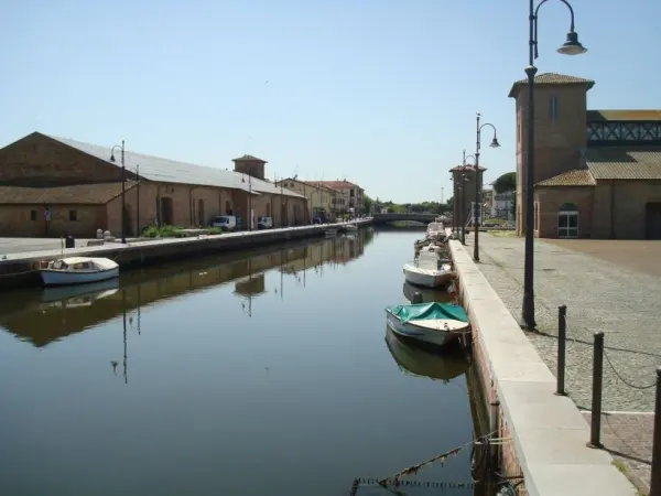 Il canale del porto di Cervia davanti ai Magazzini del Sale, dove ogni Natale viene ancorata la burchiella del presepe
