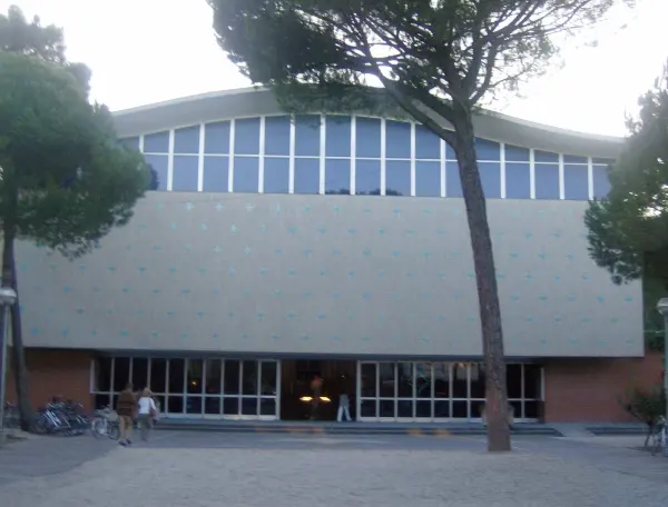 Il luogo: La chiesa di Stella Maris a Milano Marittima, sulla cui facciata viene proiettato il presepe