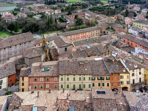 Il luogo: Vista del centro storico medievale di Brisighella dalla torre dell'orologio