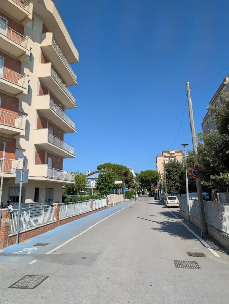 Una via del centro di Gatteo Mare, a pochi passi da Piazza della Libertà