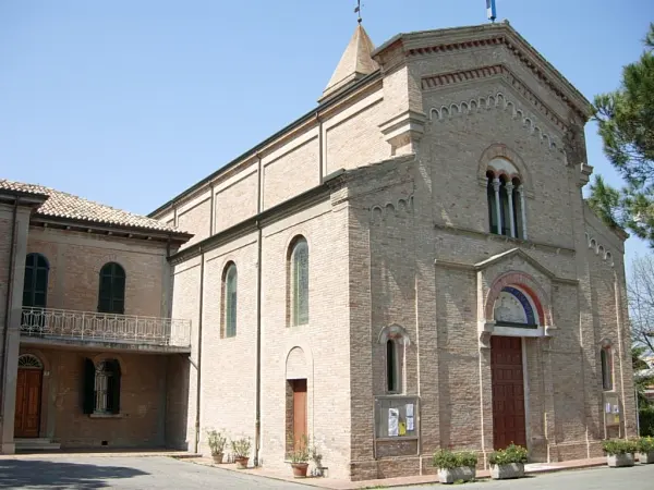 Il luogo: La chiesa di Santa Maria Assunta a Scacciano, vicino alla quale si trovano il presepe meccanico di Walter Meluzzi e la mostra di presepi artistici del