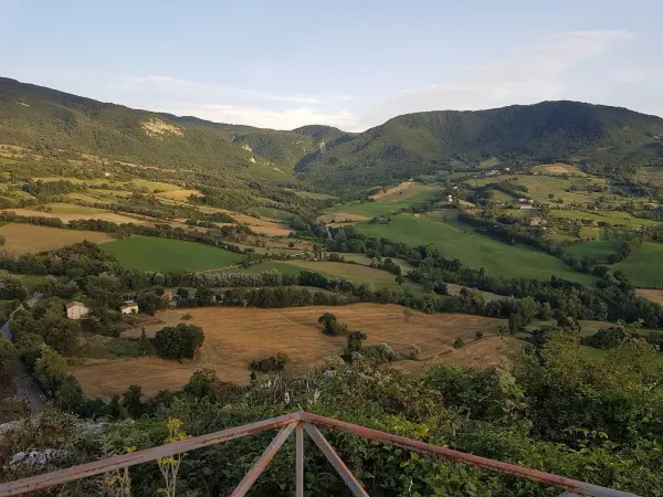 Il luogo: Vista dal Roccione di Pennabilli, lo sperone di roccia dove viene allestito il presepio