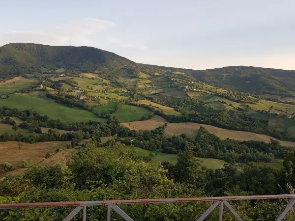Un'altra veduta dal Roccione di Pennabilli sulla valle circostante