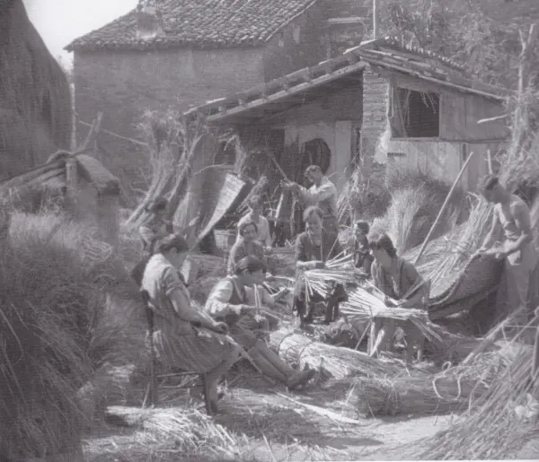 Foto storica (1927) della lavorazione dell'erba palustre a Villanova, il mestiere cui è dedicato l'Ecomuseo
