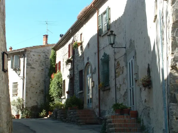 Il luogo: Un vicolo del borgo di Montegiardino, scenario del percorso del presepe vivente