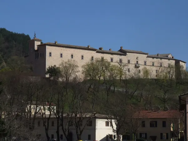 Il luogo: Veduta del Castello Brancaleoni di Piobbico, scenario finale del percorso del presepe vivente