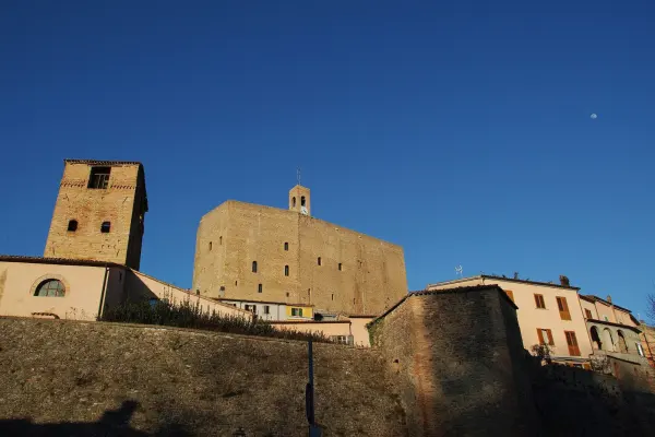 Veduta della Rocca Malatestiana che domina il borgo di Montefiore Conca