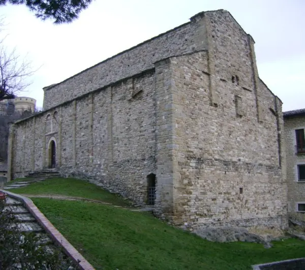 Il luogo: Facciata della Pieve di Santa Maria Assunta a San Leo