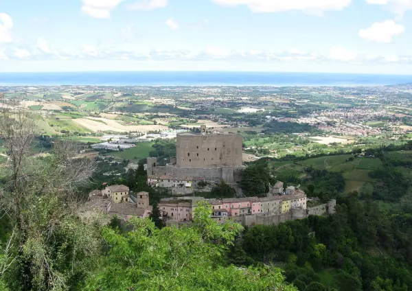 Panorama del borgo medievale di Montefiore Conca