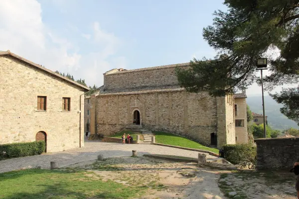 Veduta esterna della Pieve di Santa Maria Assunta a San Leo