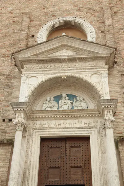 Il luogo: Facciata della Chiesa di San Domenico a Urbino, una delle sedi principali del percorso