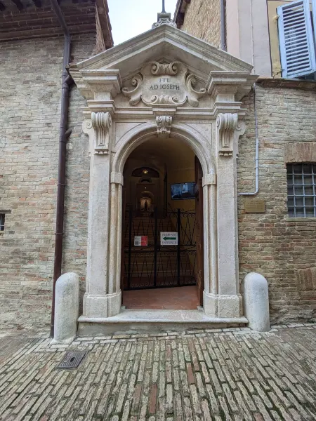 L'Oratorio di San Giuseppe a Urbino, sede del presepe meccanico e del presepe Brandani