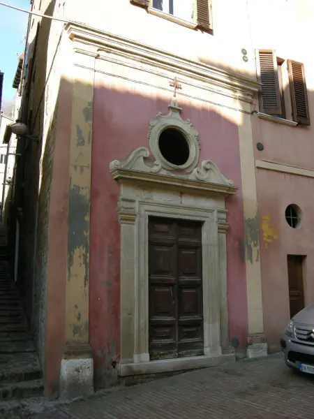 Il luogo: La chiesetta di via Mazzini, la strada del centro storico di Urbino dove si allestisce il presepe