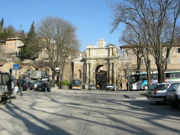 Porta Valbona, l'antica porta cittadina all'imbocco di via Mazzini