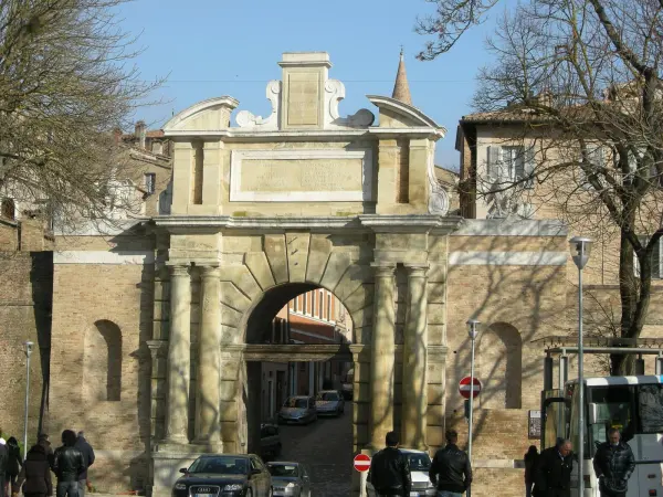 Un'altra veduta di Porta Valbona, lungo via Mazzini a Urbino