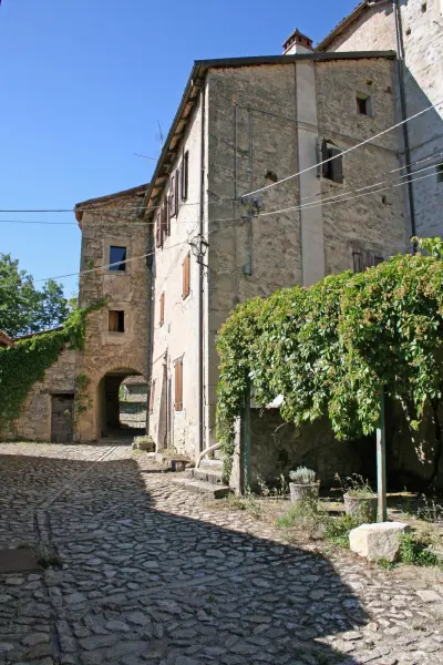 La piazzetta inferiore del borgo, tra le stradine del percorso presepiale