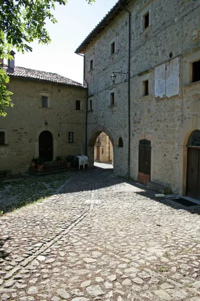 La piazzetta superiore del borgo di La Scola