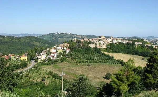 Il luogo: Veduta panoramica del borgo di Mombaroccio