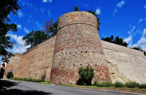 Le mura medievali del borgo di Mombaroccio