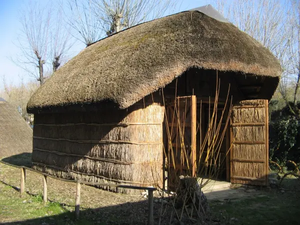 Il luogo: L'Etnoparco Villanova delle Capanne, le capanne di canna palustre ricostruite accanto all'Ecomuseo, teatro della Notte dei Presepi