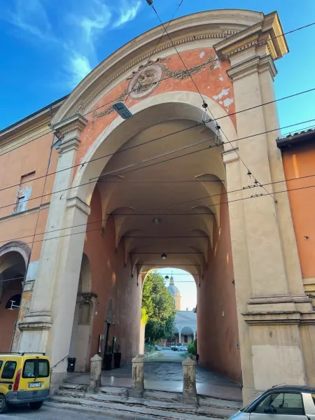 Il luogo: L'arco e la chiesa di Santa Maria del Baraccano, parte del complesso che ospita la mostra