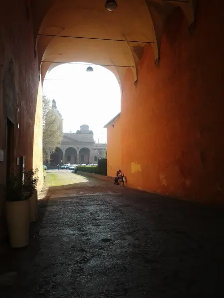 Il voltone del Baraccano, ingresso monumentale del complesso su via Santo Stefano