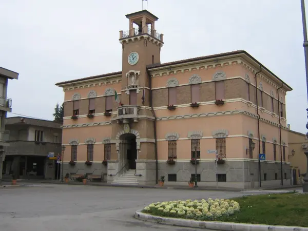 Il luogo: Il Municipio di Gambettola, il paese dove si allestisce il presepe meccanico