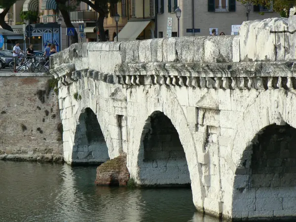 Il luogo: Il Ponte di Tiberio a Rimini, punto di partenza del corteo