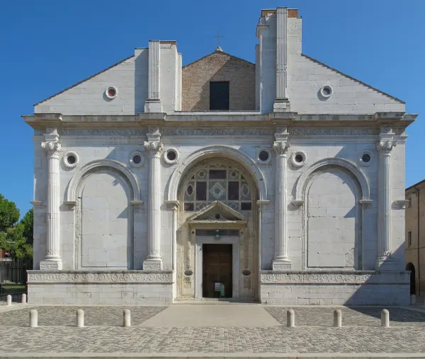 Facciata esterna del Tempio Malatestiano, punto d'arrivo della parata
