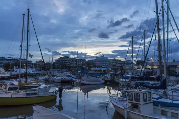 Il luogo: Il porto canale di Riccione, dove è ormeggiata la Saviolina, fotografato all'ora blu