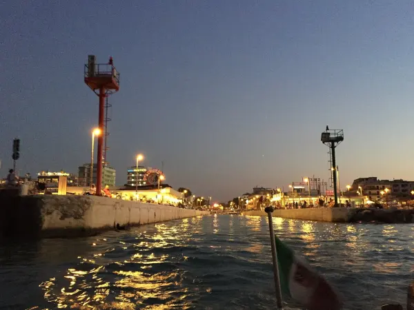 L'ingresso al porto canale di Riccione, nei pressi del ponte di viale Dante