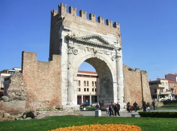 Il luogo: L'Arco d'Augusto, il monumento romano sotto cui si allestisce ogni anno il presepe cittadino