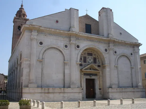 Il Tempio Malatestiano, duomo di Rimini, che ospita i Presepi dal mondo
