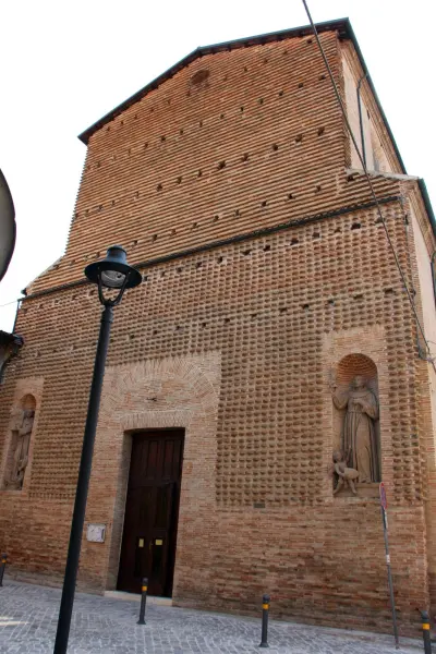 La chiesa di San Bernardino, dove le monache clarisse espongono i presepi artigianali